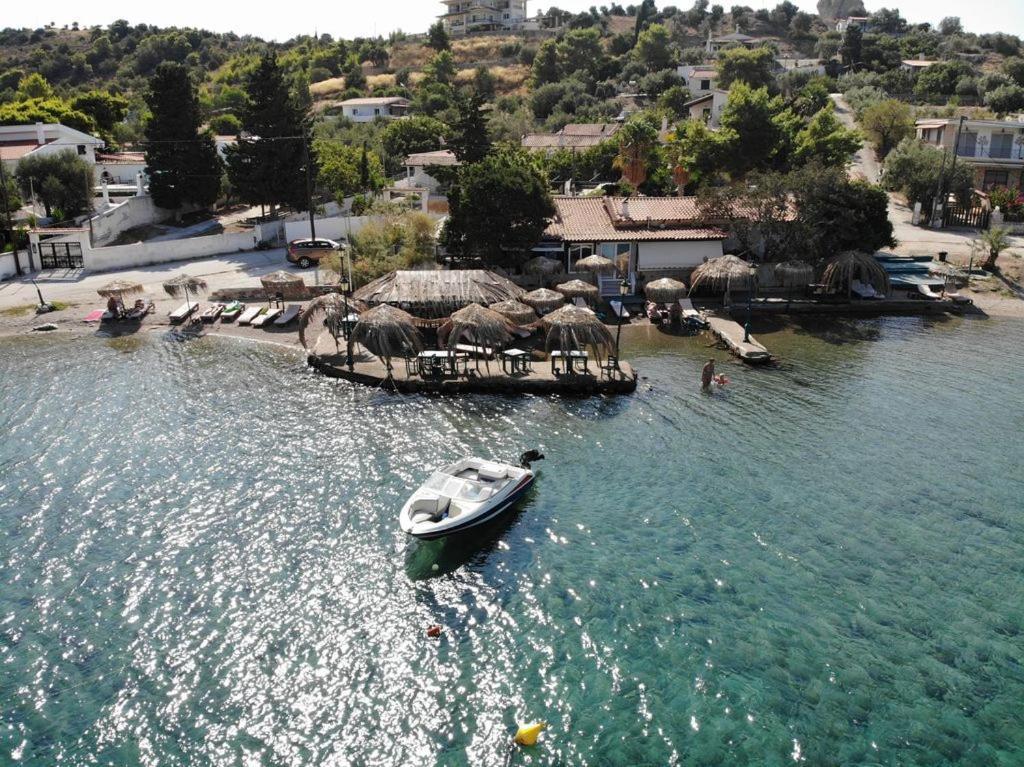 Отель Mantas Bay Лоутраки Экстерьер фото