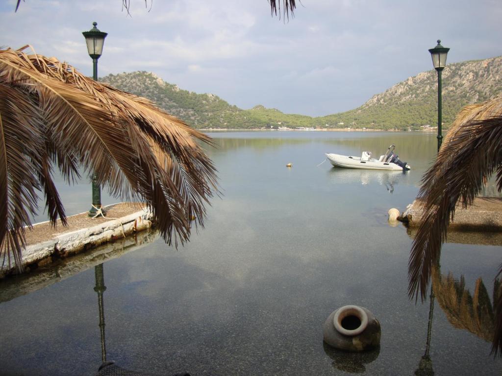 Отель Mantas Bay Лоутраки Экстерьер фото