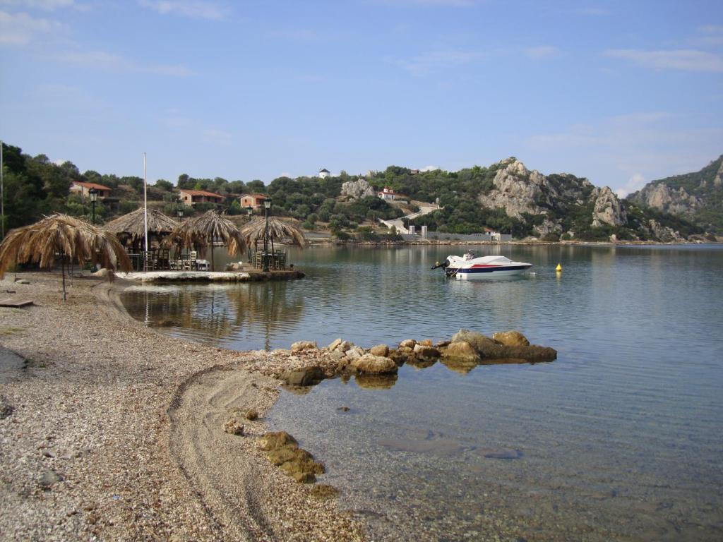 Отель Mantas Bay Лоутраки Экстерьер фото